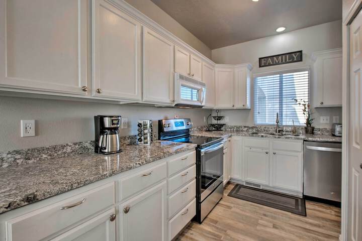 Mtn View Townhome w / Amenities 17 Mi to Snowbird!