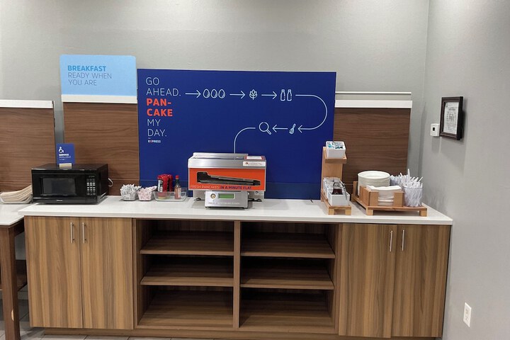 Holiday Inn Express Hotel & Suites Grants - Milan by IHG