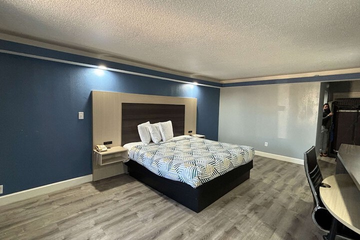 Room 30 of 32