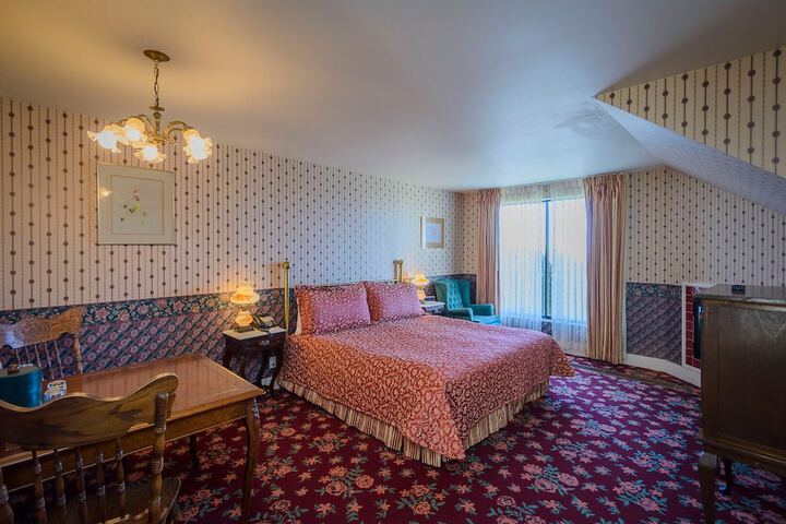 Room 6 of 8