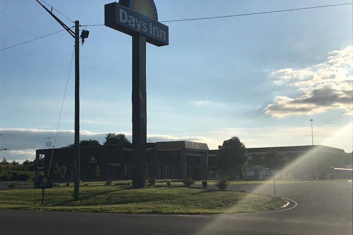 Days Inn by Wyndham Cave City