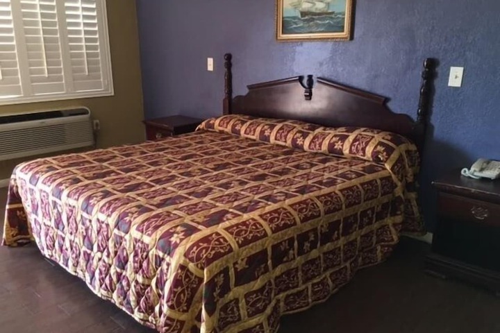 Room 21 of 32