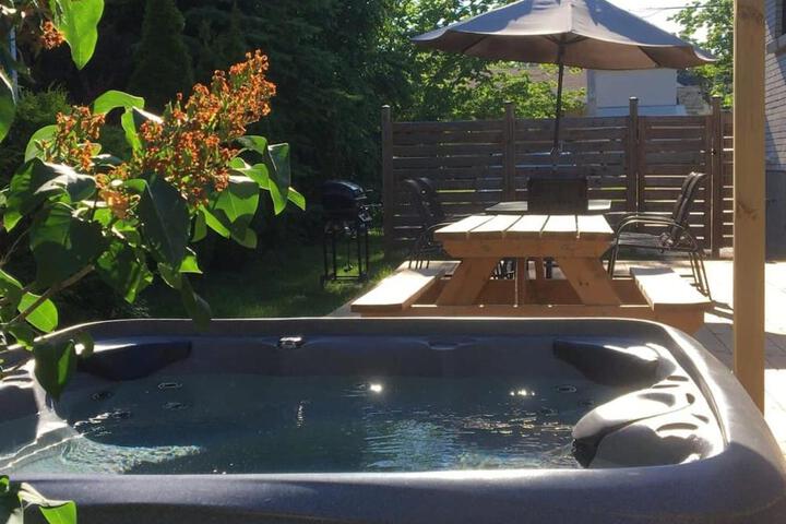 Retro vibe w hot tub piano lounge and vinyls