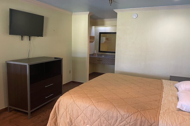 Room 5 of 8