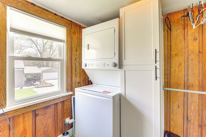3 Mi to Downtown Youngstown: Apt w / Deck!