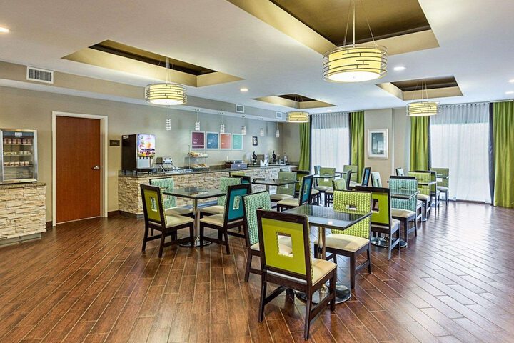 Comfort Suites near Tanger Outlet Mall