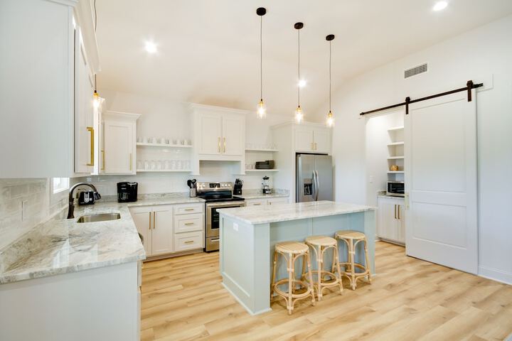 Lovely Bay St. Louis Retreat w / Dock & Canal Access