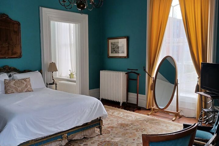 Room 5 of 16