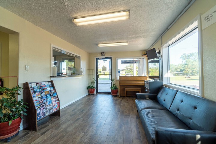 Regency Inn & Suites by OYO Bay City TX