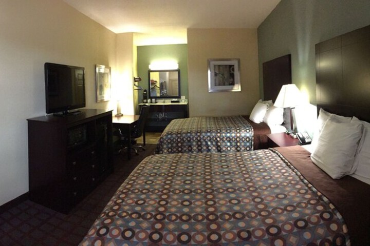 Pearsall Inn & Suites