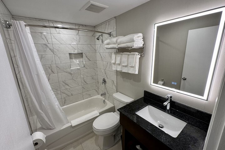 Econo Lodge Inn & Suites