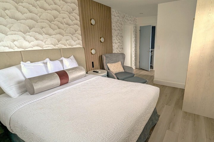 Room 28 of 61