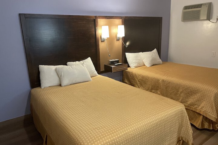 Room 10 of 28