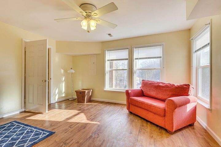 Family Home w / Game Room & Decks in Etlan!