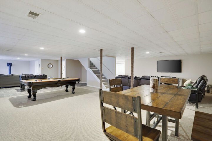 The Nest at Pinecrest by Avantstay Spacious Deck Game Room, Fire Pit