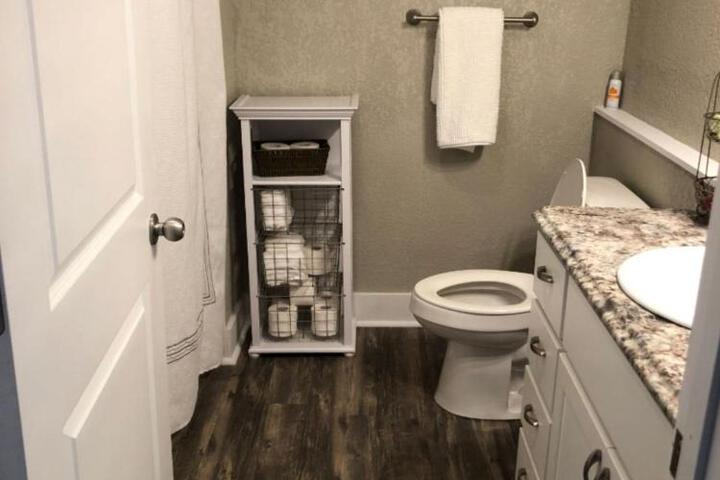 Spacious Rustic Downtown Market St. 1 Bedroom Apt Sleeps Up to 5, Steps to Honeywell & Eagles Theatre