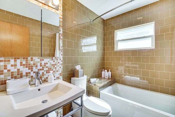 Private Oasis w / Pool: Walk to Melbourne Beach!