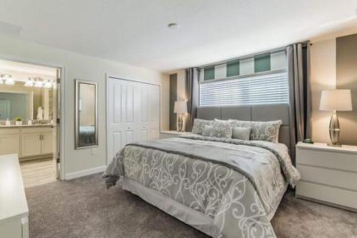 Clock Villa 571