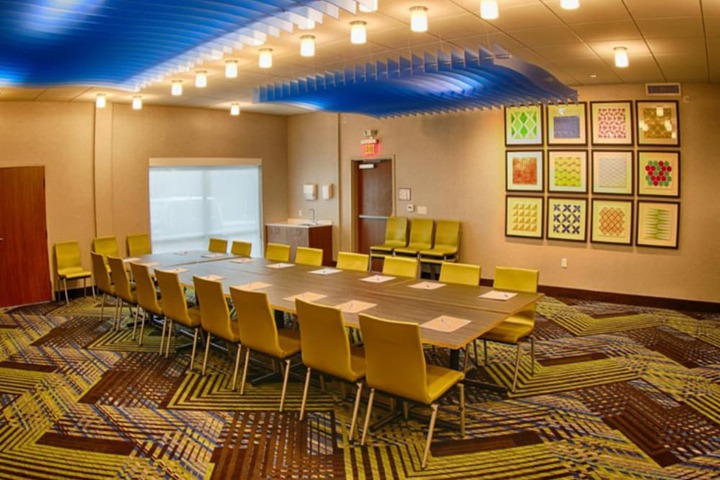 Holiday Inn Express & Suites Detroit North - Roseville by IHG