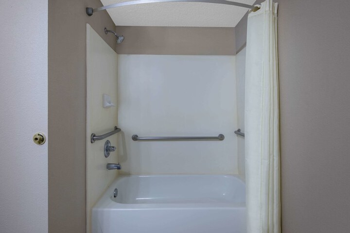 Room 5 of 16