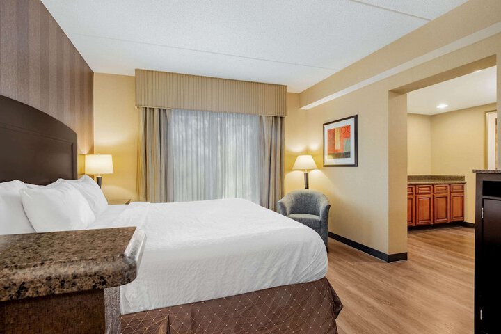 La Quinta Inn & Suites by Wyndham Bel Air / I-95 Exit 77A