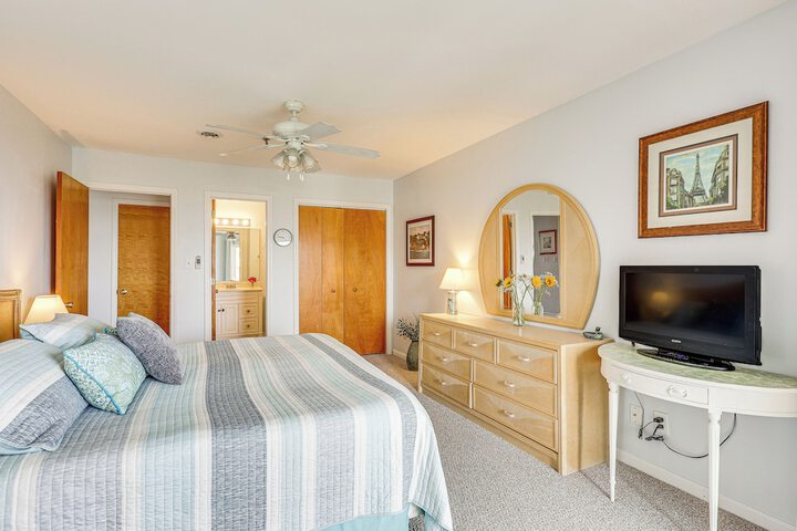 Oak Island Beachfront Condo w / Community Pool