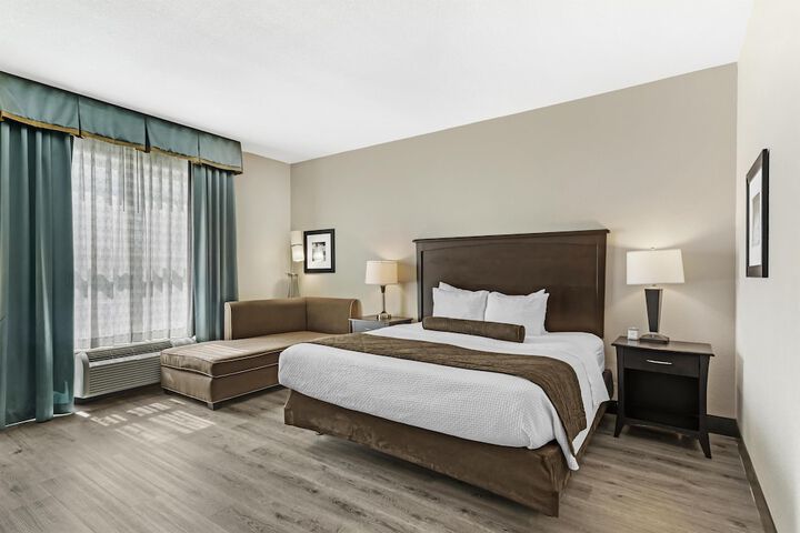 Best Western Plus Chain of Lakes Inn & Suites