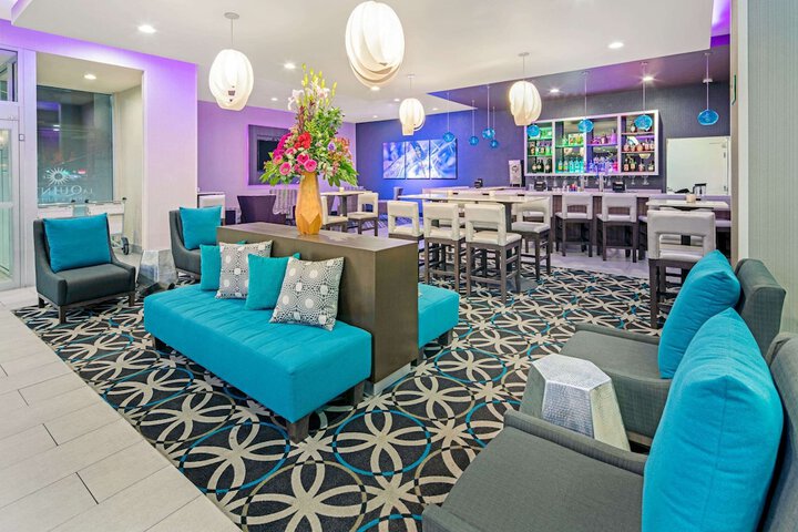 Lounge 43 of 47