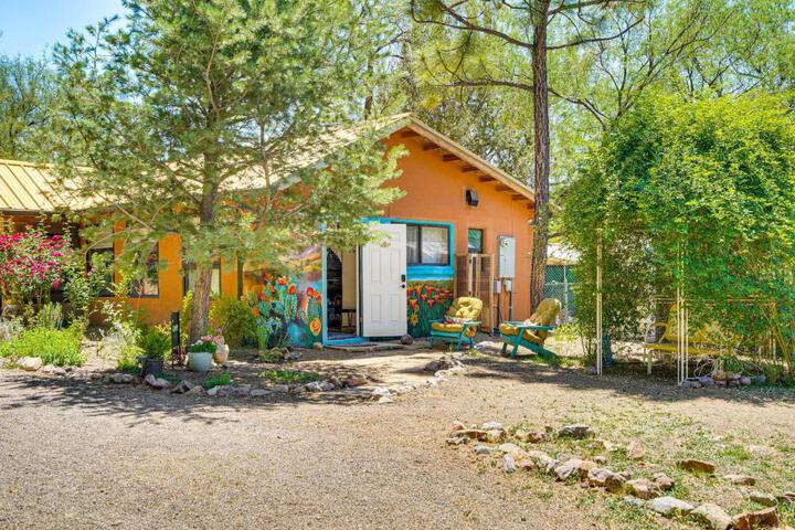 Vibrant Casa Paloma w / Patio - Near Vineyards!
