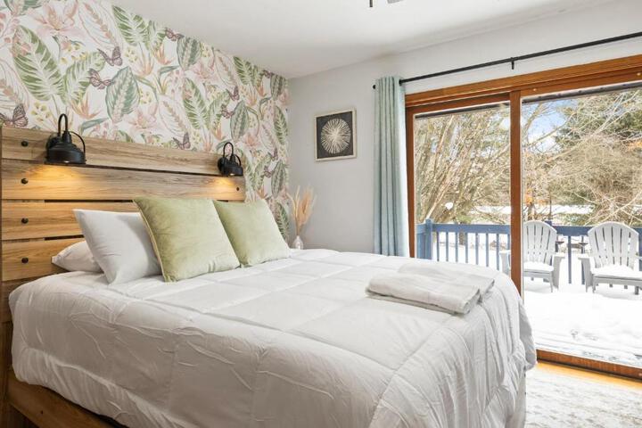 Near Ithaca!Hot Tub! LRG Home!Sleeps 12! Dogs ok!