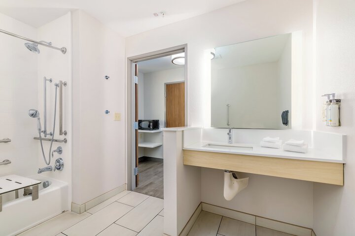 Holiday Inn Express & Suites Medford by IHG