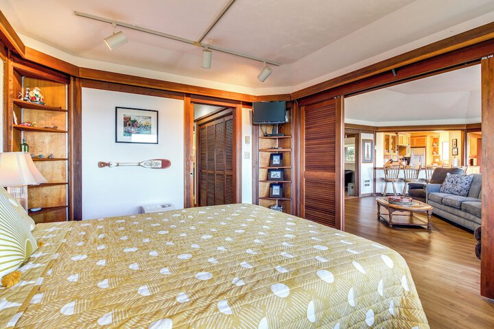 Enchanting Coos Bay Sanctuary w / Lush Views!