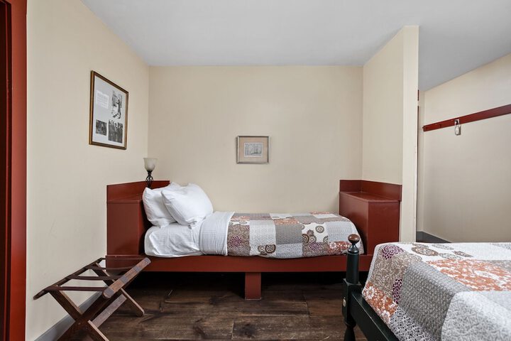 Artists Colony Inn