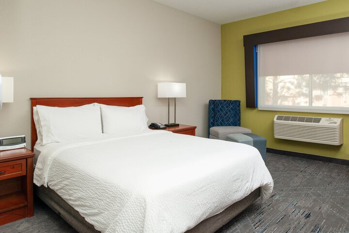 Holiday Inn Express Farmington - Bloomfield by IHG