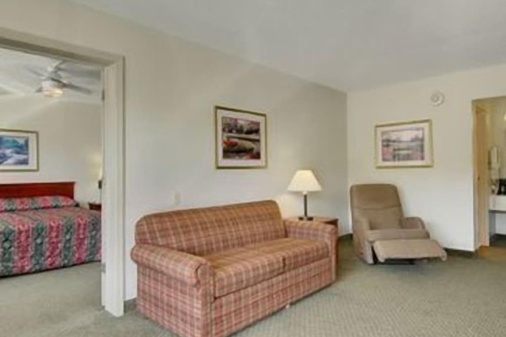 Econo Lodge Inn & Suites Conference Center