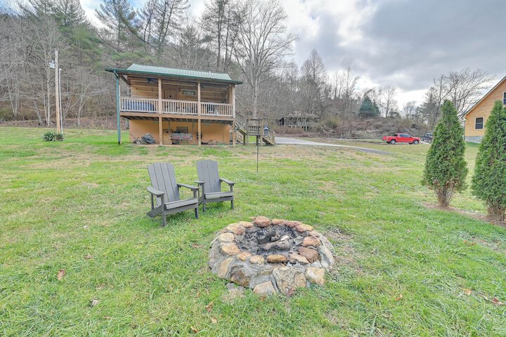 Pet-friendly Cabin w / Hot Tub in Daniel Boone NF
