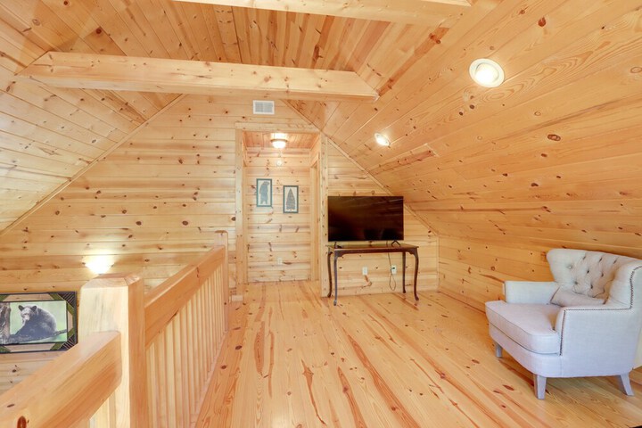 Private Ellijay Cabin w / Hot Tub & Amenities!