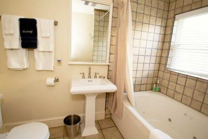 24 East Main Street B & B
