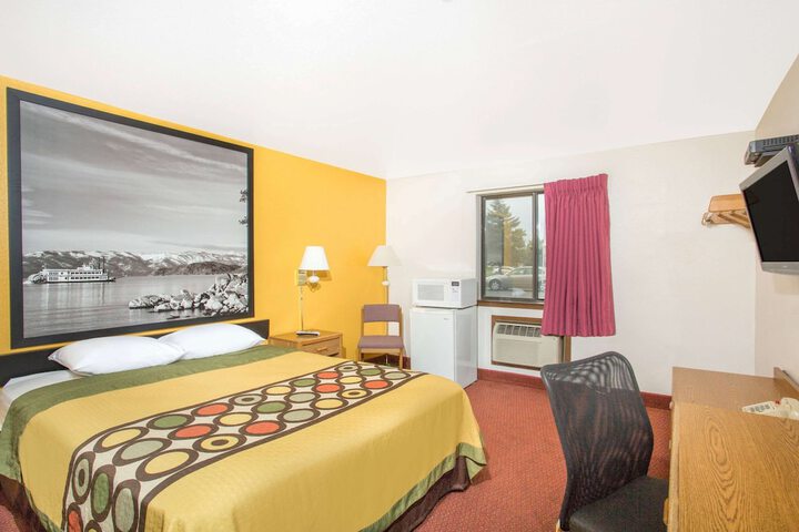 Room 10 of 16