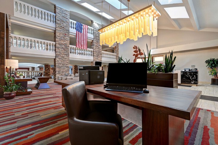 Business Center 73 of 74