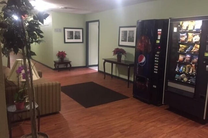 Days Inn by Wyndham Cleveland Lakewood
