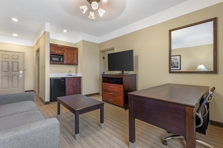 Best Western Plus Monica Royale Inn & Suites