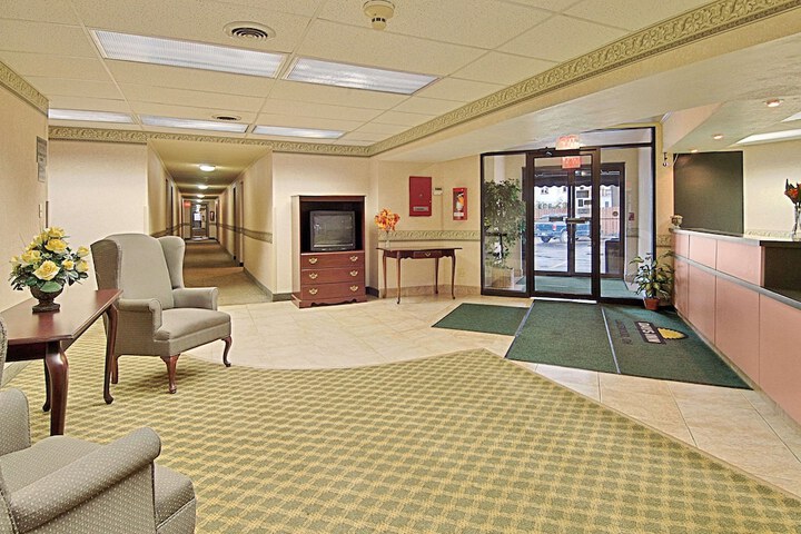 Days Inn by Wyndham Cleveland Lakewood
