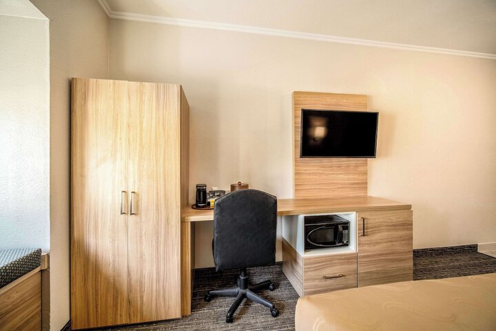 Room 12 of 28