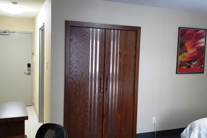 Room 25 of 28