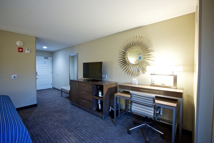 Holiday Inn Express Fargo SW - I-94 Medical Center by IHG