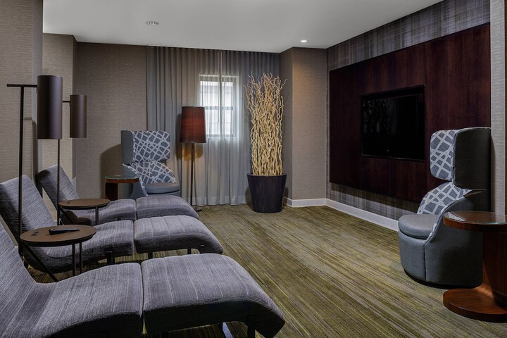 Lounge 33 of 38