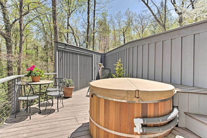 Enchanting Tryon Home w / Hot Tub 14 Mi to Tiec!