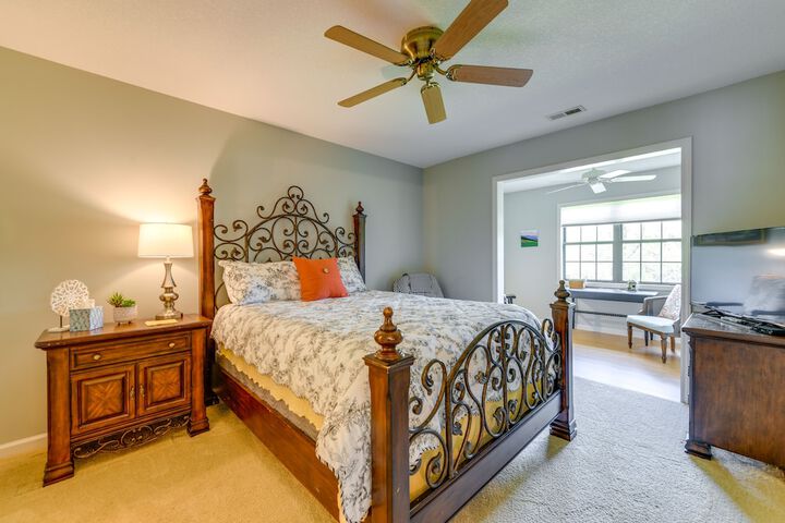 Bright Franklin Villa: Fireplace Golf Course View