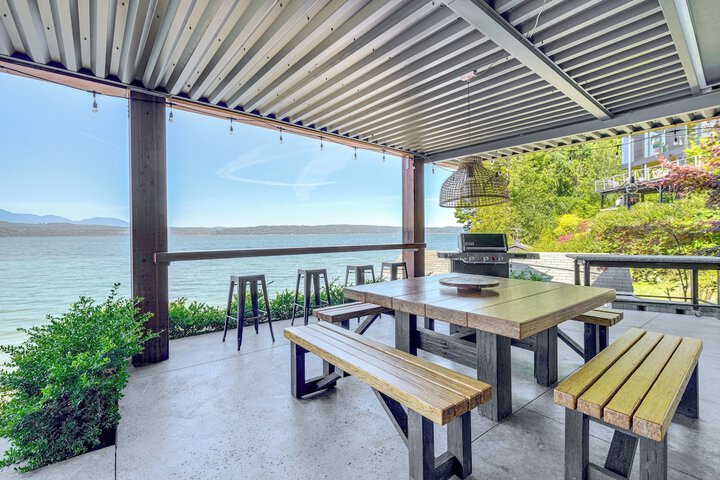 Bayfront Home w / Private Beach in Poulsbo!